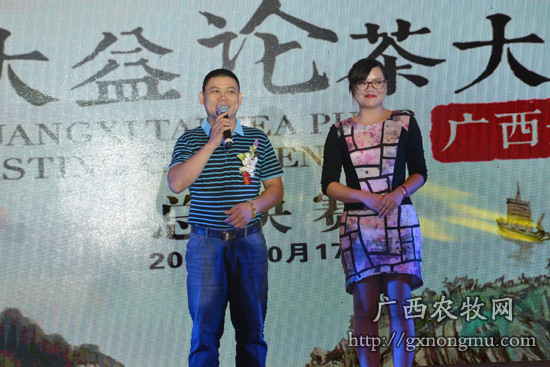 2012年冠军广州梁大强（左一）和2013年冠军广西韦晓春（左二）给参赛选手加油鼓劲
